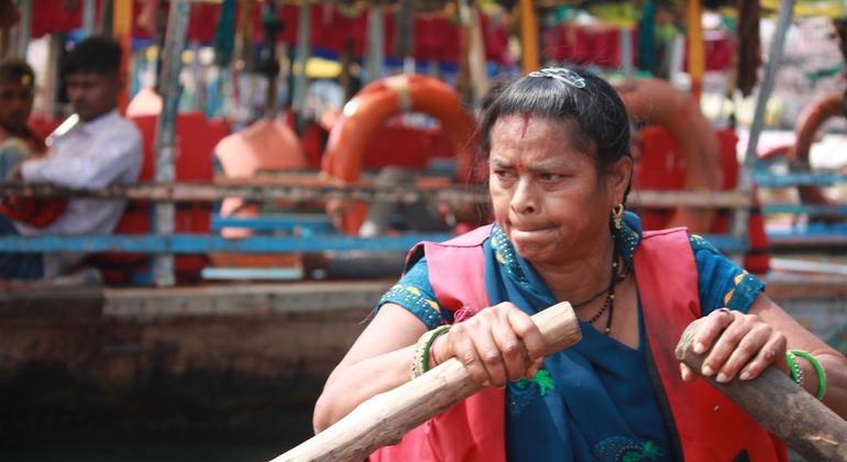 ओंकारेश्वर की एक महिला नाविक, मधु वर्मा.