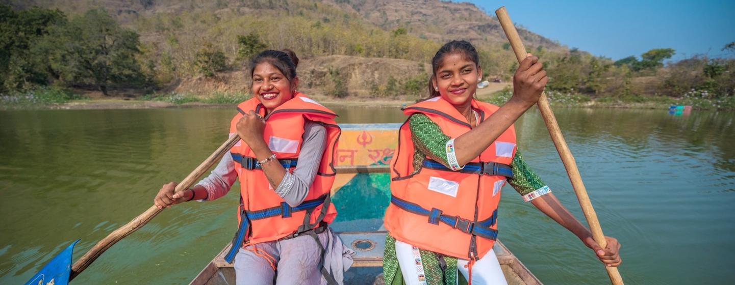 संगीता मालीवाड़ और कविता भाबर — नाविक और गाइड.