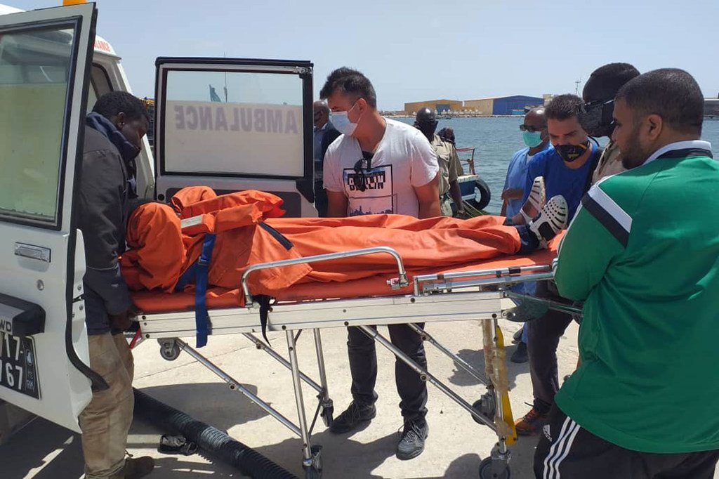 Le seul survivant parmi les passagers d'un bateau à la dérive au large de la côte ouest-africaine est transporté dans une ambulance à Nouadhibou, en Mauritanie (photo d'archives).