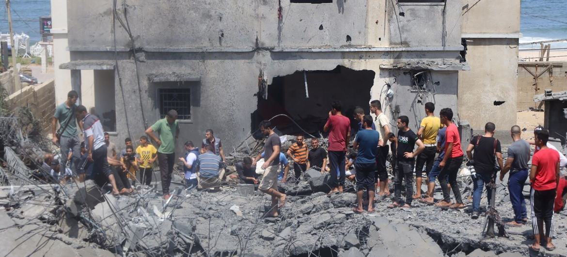 Palestinos sobre las ruinas de una estructura destruida en Gaza. Agosto de 2022.