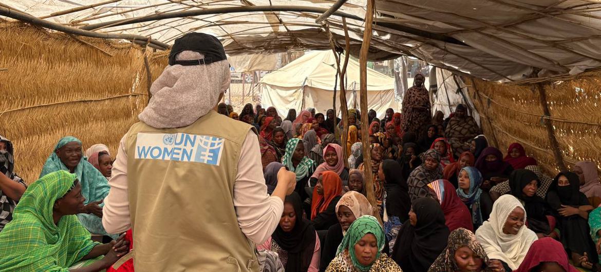 A funcionária da ONU Mulheres conversa com mulheres em Kassala, Sudão. Em 2024, 60 trabalhadores humanitárias perderam a vida no país