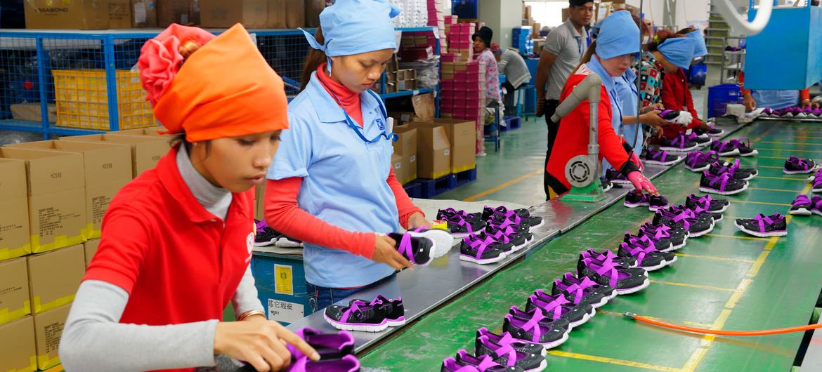 Las mujeres trabajan en una fábrica de calzado en Camboya.