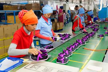 Las mujeres trabajan en una fábrica de calzado en Camboya.