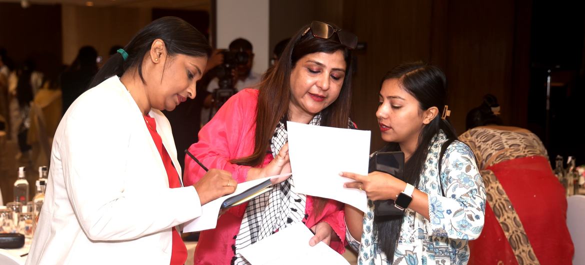 यूएन वीमेन की ‘SheLeads’ पहल के तहत आयोजित कार्यशाला में, देश के विभिन्न हिस्सों से आई ज़मीनी स्तर की महिला नेता, निर्वाचित प्रतिनिधि और प्रशासनिक पदों पर कार्यरत महिलाओं ने भाग लिया.