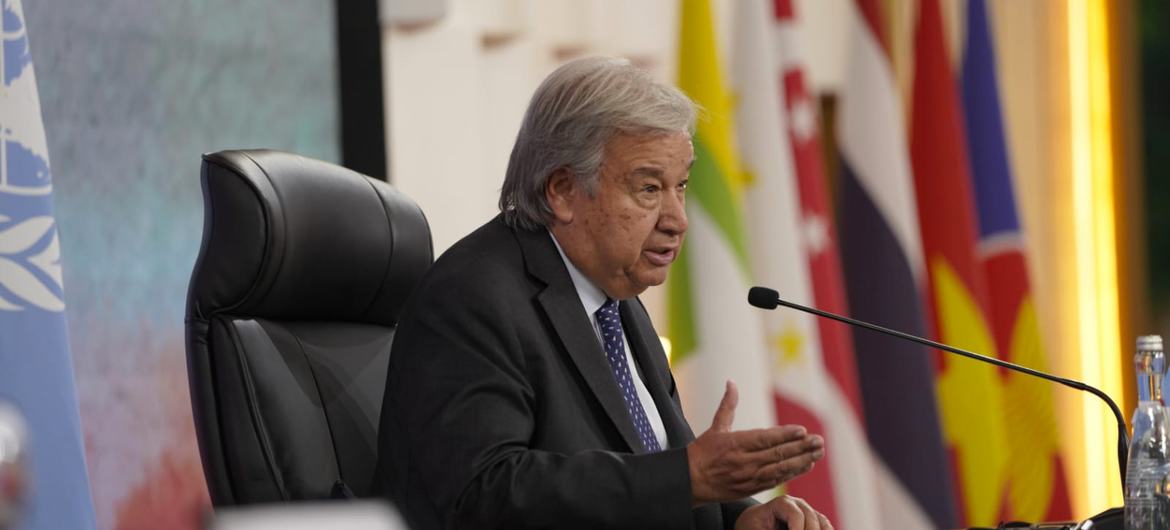 Le Secrétaire général des Nations Unies, António Guterres, s'adresse aux médias lors du Sommet de l'Association des nations de l'Asie du Sud-Est (ASEAN) à Jakarta, en Indonésie.