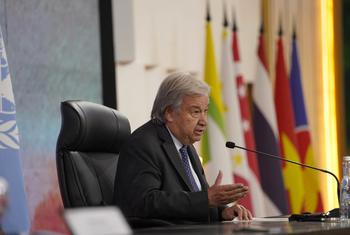 O secretário-geral da ONU, António Guterres, dirige-se à comunicação social na Cúpula da Associação das Nações do Sudeste Asiático, Asean, em Jacarta, Indonésia
