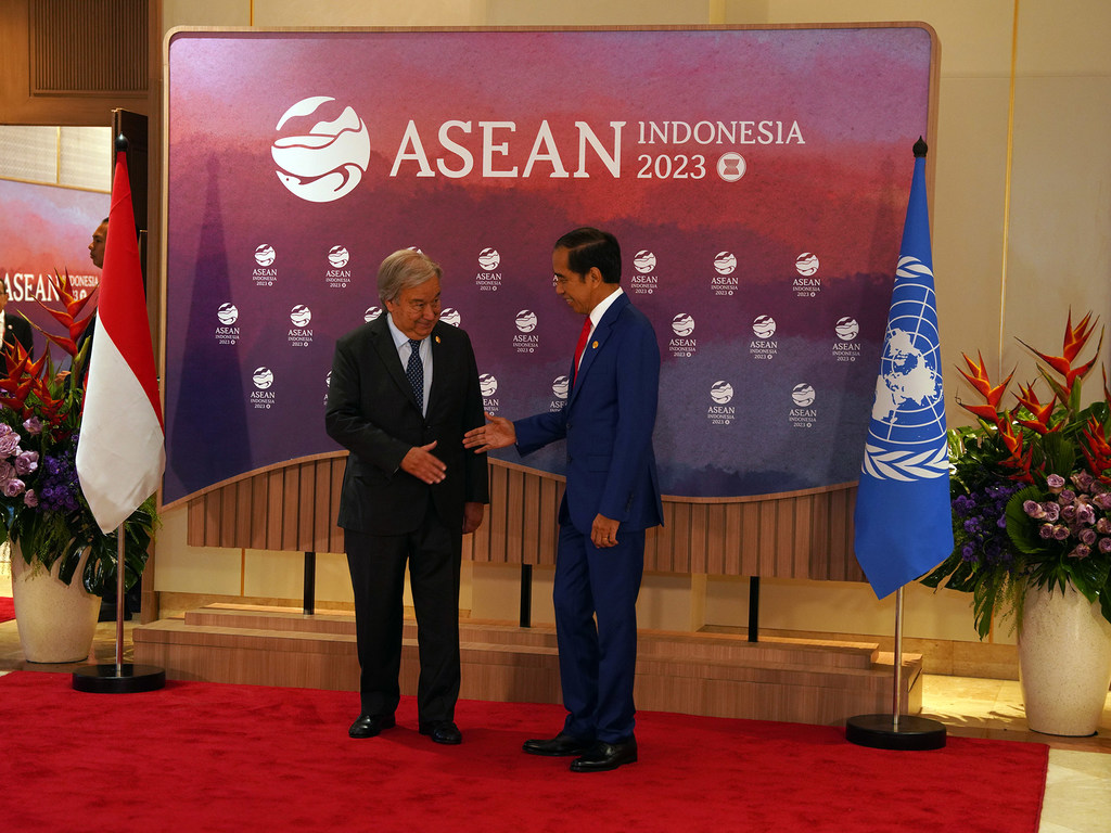 Le Secrétaire général de l'ONU, António Guterres (à gauche), rencontre le Président indonésien, Joko Widodo, lors du Sommet de l'Association des nations de l'Asie du Sud-Est (ASEAN) à Jakarta, la capitale du pays.