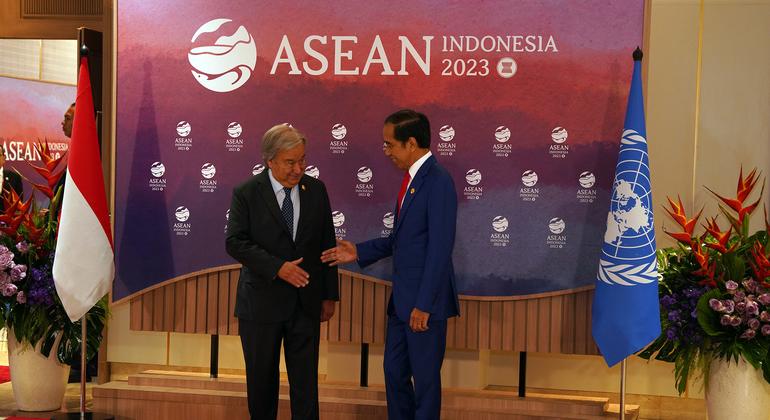 UN Secretary-General António Guterres (left) meets President Joko Widodo of Indonesia at the Association of Southeast Asian Nations (ASEAN) Summit in the country's capital, Jakarta.
