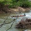 पनामा में एक नाव पर सवार बाल प्रवासी, नदी पार करने की कोशिश कर रहे हैं.