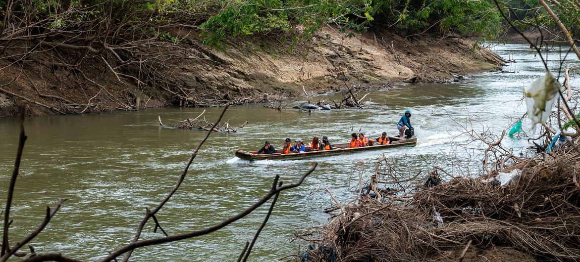  Des enfants migrants traversent une rivière sur un bateau au Panama.