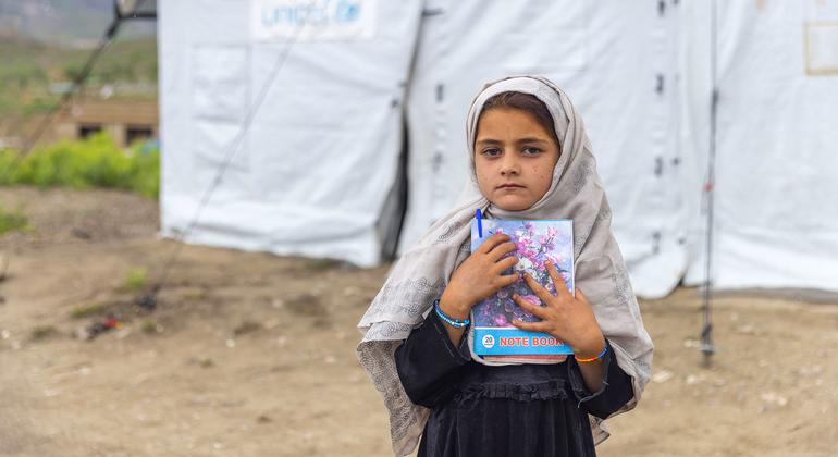 一名阿富汗小女孩站在一个儿童友好空间外。在2022 年 6 月的地震后，儿童友好空间被用来帮助孩子们从精神创伤中恢复过来。