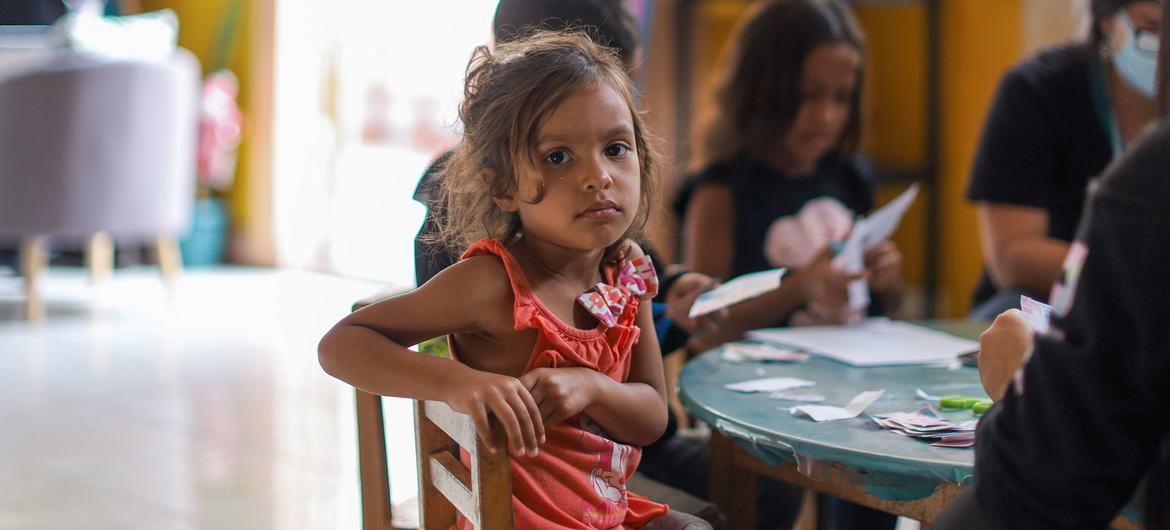 Menina venezuelana no centro de acolhimento para famílias de migrantes localizado em Iquique, Chile
