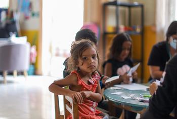 在位于智利伊基克的移民家庭接待中心，一名委内瑞拉女孩面对着镜头。