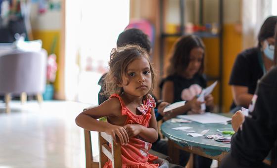 委内瑞兰深陷经济和社会危机，缺乏基本物资和服务，人们纷纷前往其他国家谋生，就像这名待在智利边境移民接待中心的小女孩。