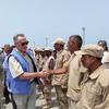 Arabic: أرشيف: رئيس بعثة الأمم المتحدة لدعم اتفاق الحديدة مايكل بيري يلتقي عاملين في مجال إزالة الألغام بالقرب من مدينة الحديدة.