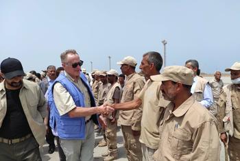 Arabic: أرشيف: رئيس بعثة الأمم المتحدة لدعم اتفاق الحديدة مايكل بيري يلتقي عاملين في مجال إزالة الألغام بالقرب من مدينة الحديدة.