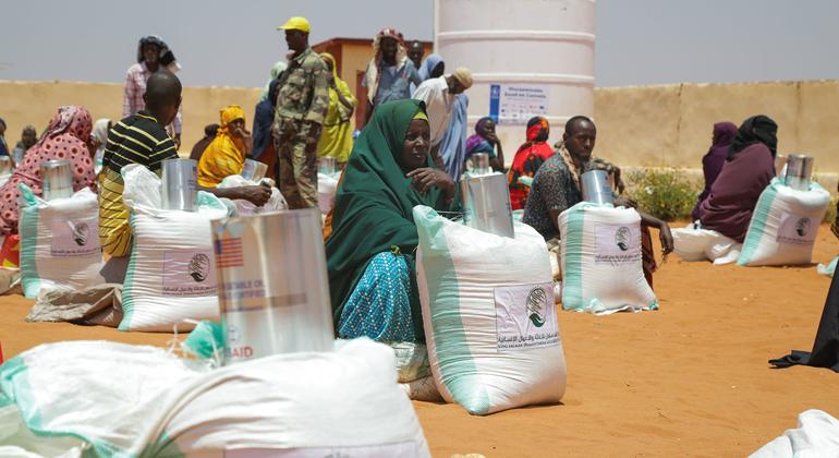 صومالیہ میں اندرون ملک نقل مکانی پر مجبور لوگوں میں خوراک تقسیم کی جا رہی ہے۔