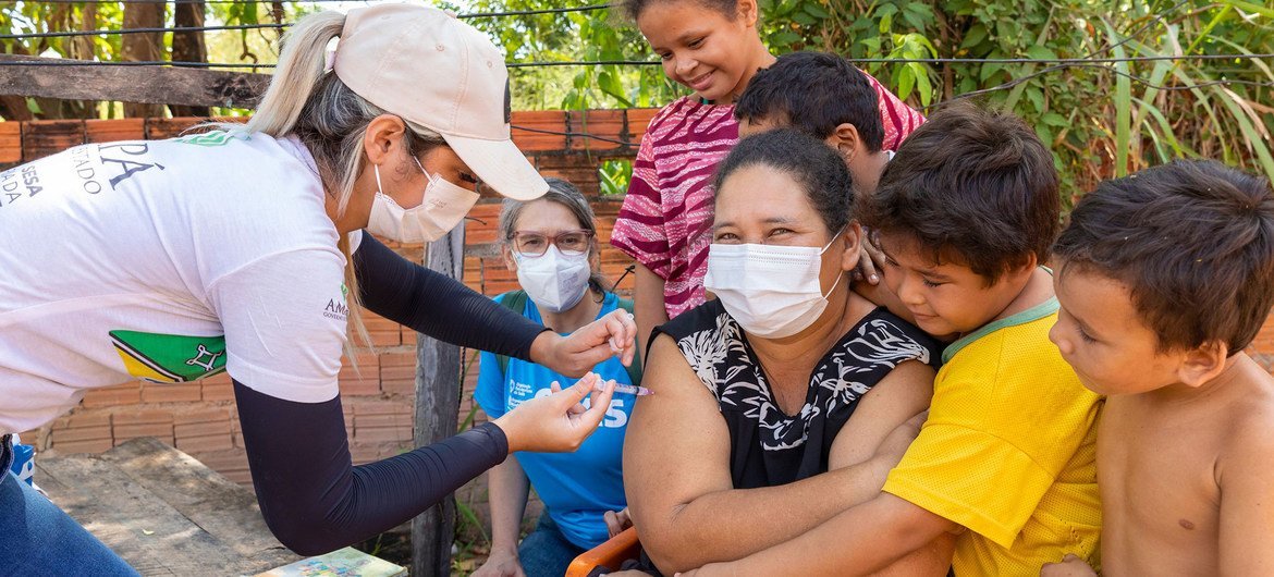 Uma mulher recebe uma vacina contra a gripe no norte do Brasil