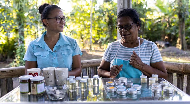 Vicenta González muestra los productos que ella y su colectivo de mujeres producen en Costa Rica.  El colectivo tiene como objetivo proporcionar una vida digna a las mujeres costarricenses y a las solicitantes de asilo de la vecina Nicaragua