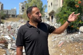 Ahmed Abu Aita señala su casa, reducida a escombros, en el norte de Gaza.