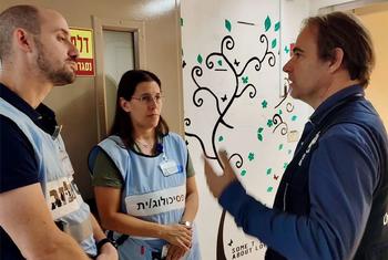 Dr. Michel Thieren (right), WHO Special Representative in Israel, talks to medical staff on his visit to the Barzilai Medical Centre in Ashkelon..