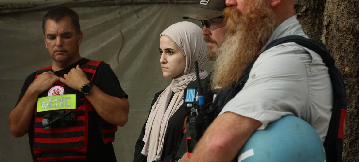 سارة السقا (الثانية من اليسار) أول طبيبة جراحة في غزة تكافح لإنقاذ الأرواح وسط الدمار والبيروقراطية.
