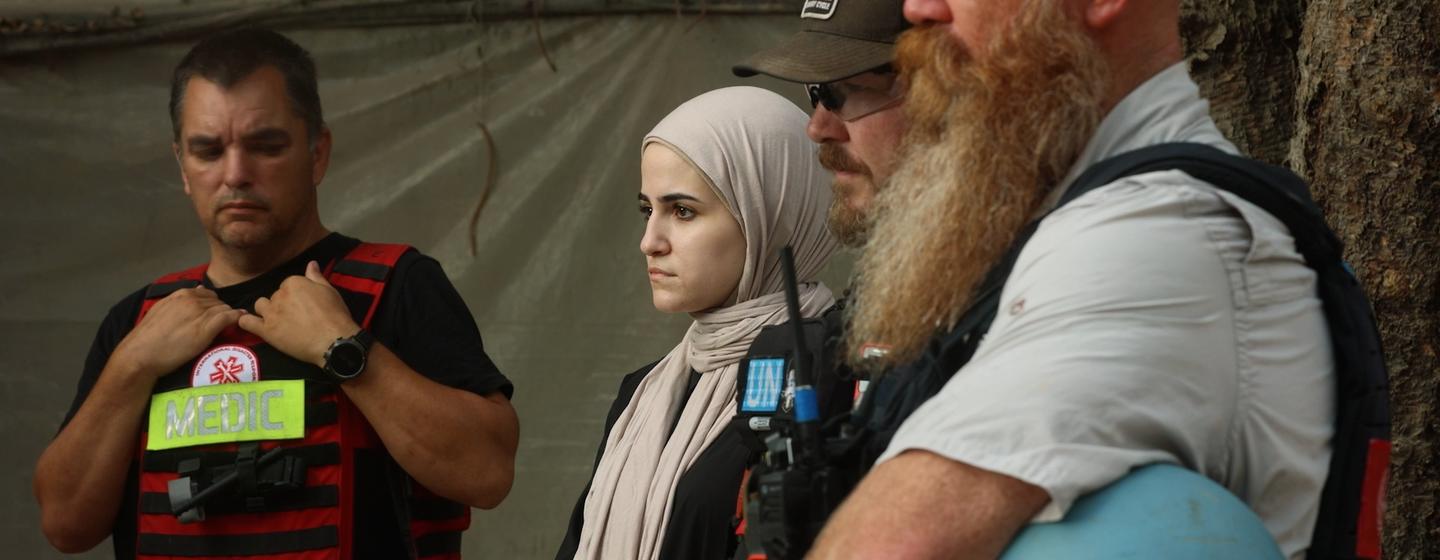 Sara Al Saqqa (segunda por la izquierda), la primera cirujana de Gaza, lucha por salvar vidas en medio de la destrucción y la burocracia.