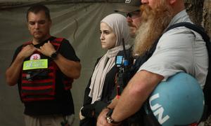 Sara Al Saqqa (segunda por la izquierda), la primera cirujana de Gaza, lucha por salvar vidas en medio de la destrucción y la burocracia.