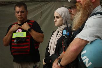 Sara Al Saqqa (segunda por la izquierda), la primera cirujana de Gaza, lucha por salvar vidas en medio de la destrucción y la burocracia. Sara Al Saqqa (segunda por la izquierda), la primera cirujana de Gaza, lucha por salvar vidas en medio de la destrucción y la burocracia.