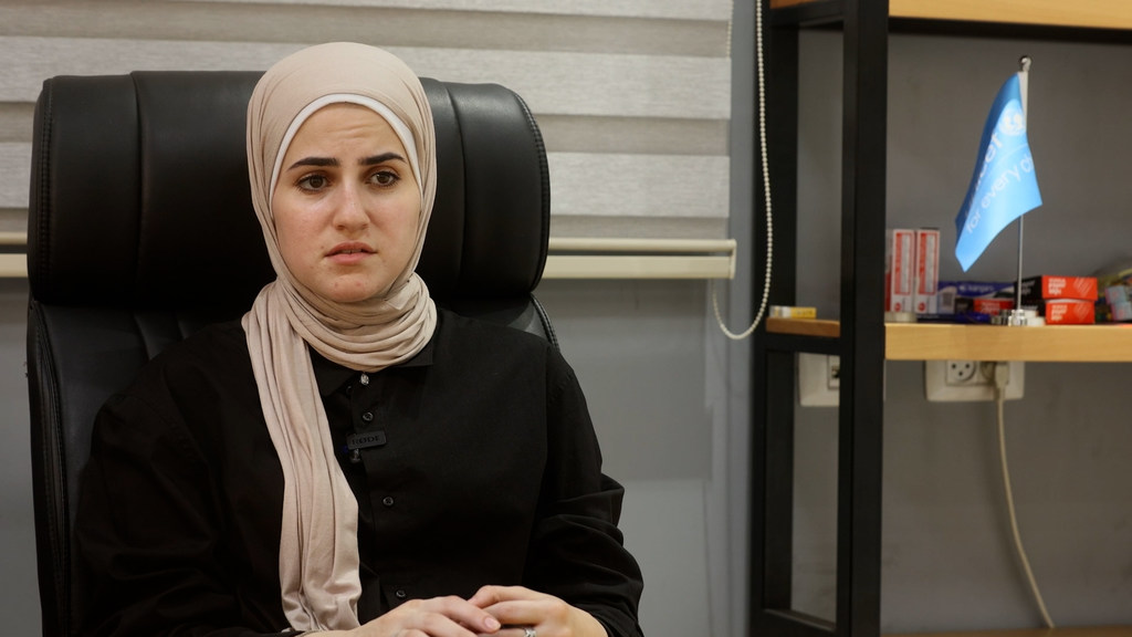 سارة السقا أول طبيبة جراحة في غزة تكافح لإنقاذ الأرواح وسط الدمار والبيروقراطية.