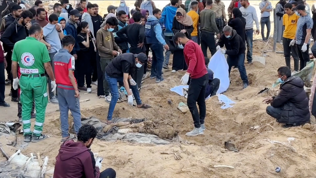 فلسطينيون يدفنون موظفي إسعاف قتلتهم القوات الإسرائيلية.