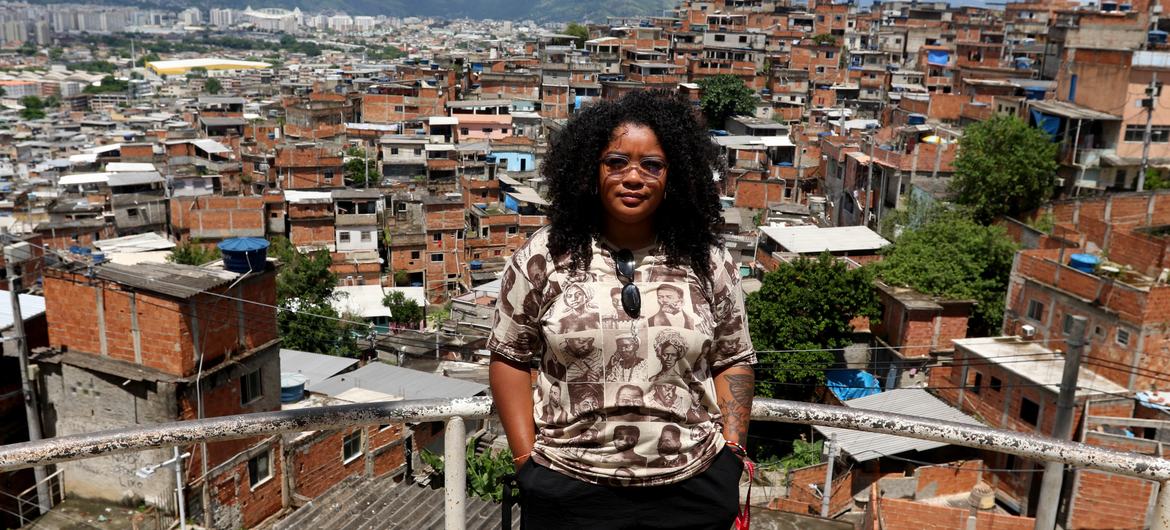     Gabriela Santos, diretora executiva do Voz das Comunidades, no Complexo do Alemão, zona norte do Rio de Janeiro.