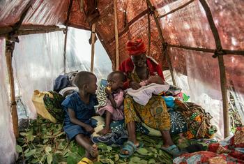 Une femme allaite son bébé de deux semaines dans la petite tente où elle et ses neuf enfants se sont réfugiés dans un site pour personnes déplacées dans la province du Nord-Kivu en RDC.