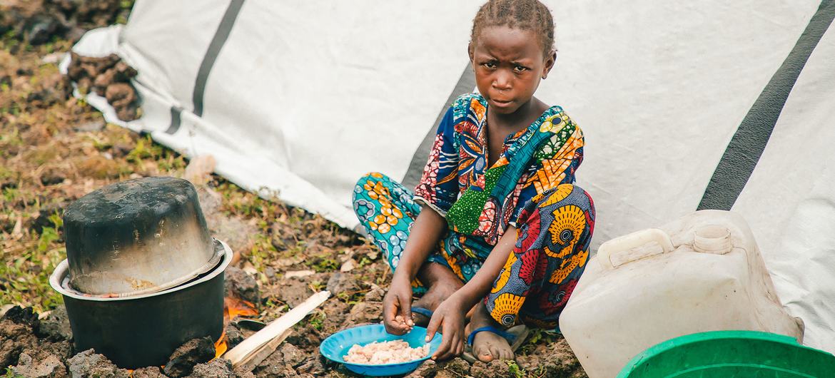 من الأرشيف: لجأت العديد من العائلات إلى موقع كانياروتشنيا للنازحين في مقاطعة شمال كيفو في أعقاب القتال في شرق جمهورية الكونغو الديمقراطية.