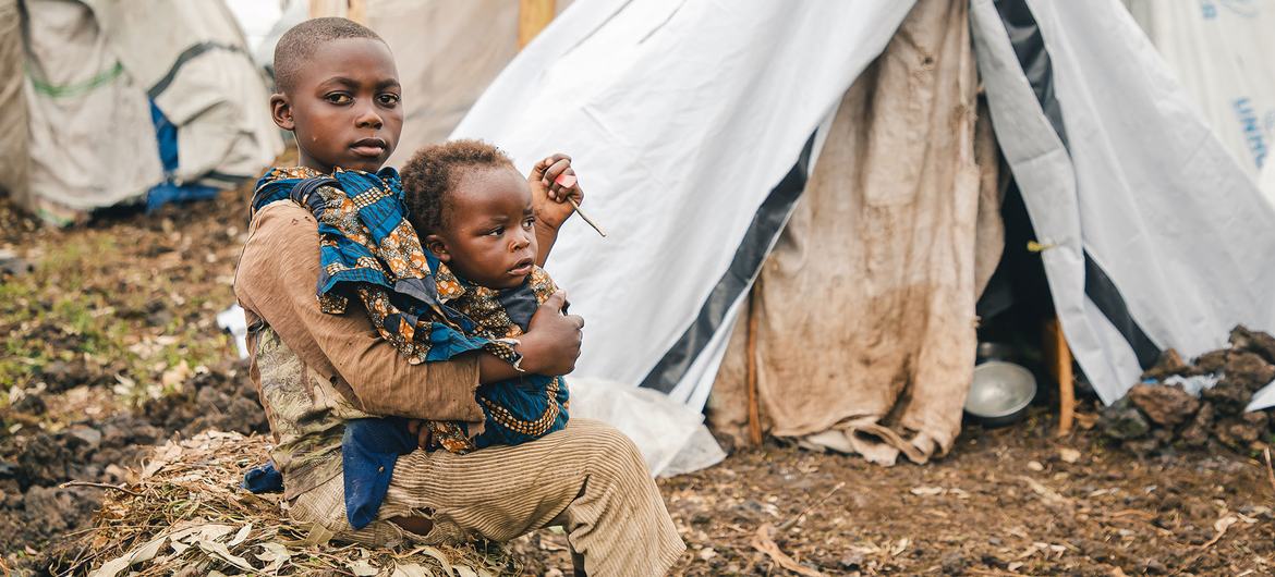 在刚果（金）东部发生战斗后，许多家庭逃往北基伍省的一处流离失所者营地避难。