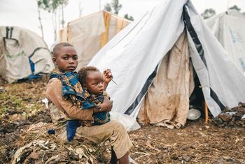 من الأرشيف: لجأت العديد من العائلات إلى موقع كانياروتشينيا للنازحين في مقاطعة كيفو الشمالية في أعقاب القتال في شرق جمهورية الكونغو الديمقراطية.