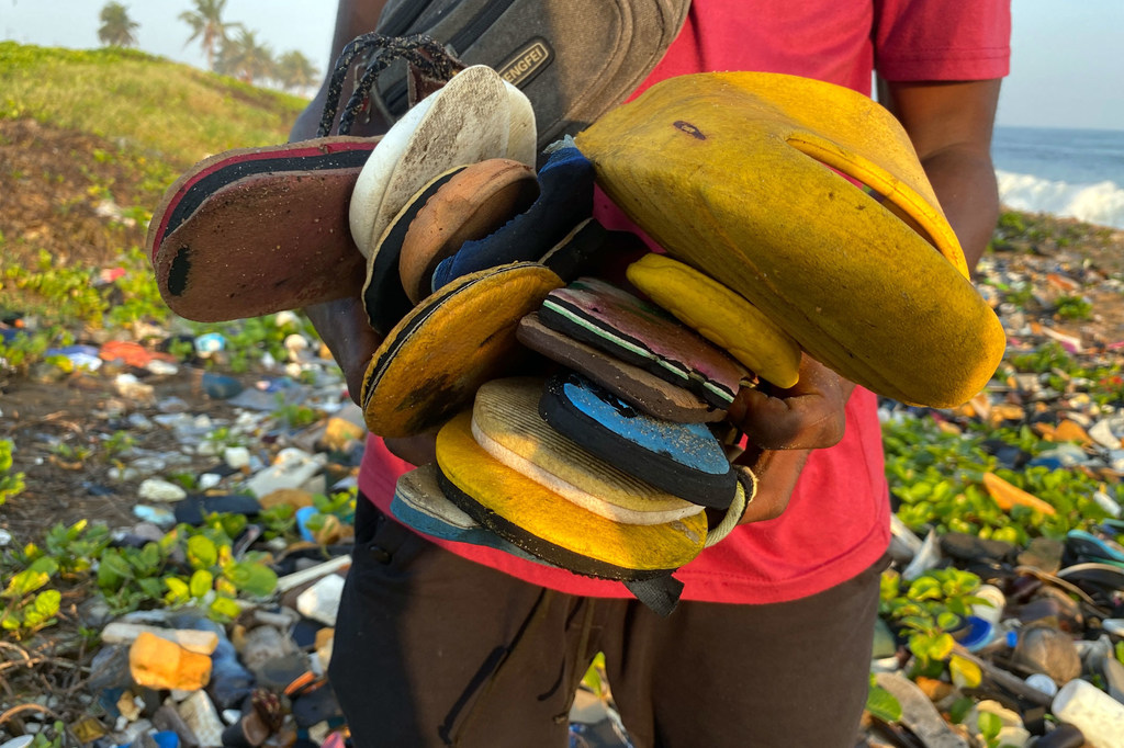 Tongs collectées en bordure de mer par l'artiste Aristide Kouamé à Abidjan, en Côte d’Ivoire.  