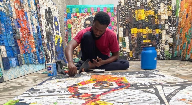L'artiste Aristide Kouamé colle sur la toile les lettres découpées dans des tongs usagées.