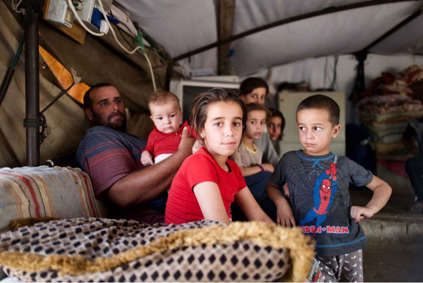 إحدى العائلات الفلسطينية التي نزحت من مجتمع الجنوب في تشرين الأول /أكتوبر 2023.