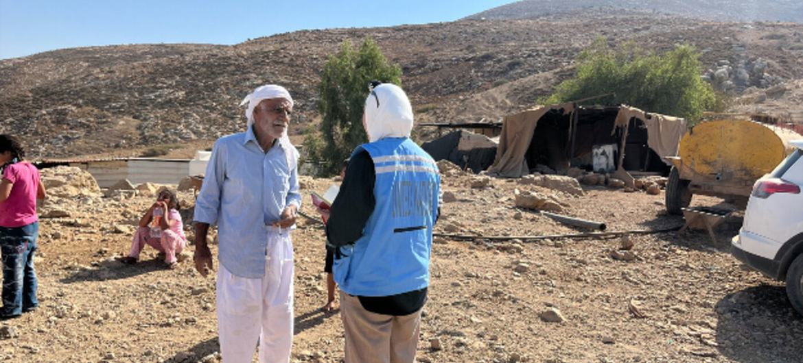 محمد أبو سيف (أبو خالد)، البالغ من العمر 90 عاما، يتحدث إلى أحد موظفي الأوتشا حول الضغوط المتفاقمة التي يتعرض لها مجتمعه من قبل المستوطنين بعد 7 أكتوبر/تشرين الأول.