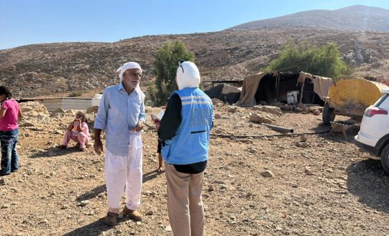 محمد أبو سيف (أبو خالد)، البالغ من العمر 90 عاما، يتحدث إلى أحد موظفي الأوتشا حول الضغوط المتفاقمة التي يتعرض لها مجتمعه من قبل المستوطنين بعد 7 أكتوبر/تشرين الأول.
