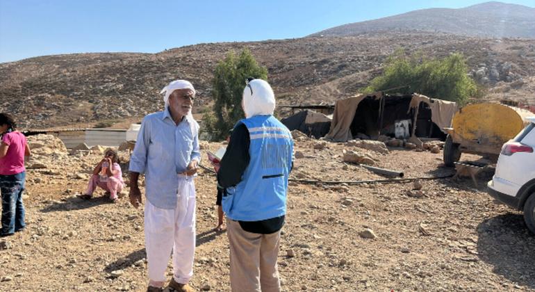 محمد أبو سيف (أبو خالد)، البالغ من العمر 90 عاماُ، يتحدث إلى أحد موظفي الأوتشا حول الضغوط المتفاقمة التي يتعرض لها مجتمعه من قبل المستوطنين بعد 7 أكتوبر/تشرين الأول.