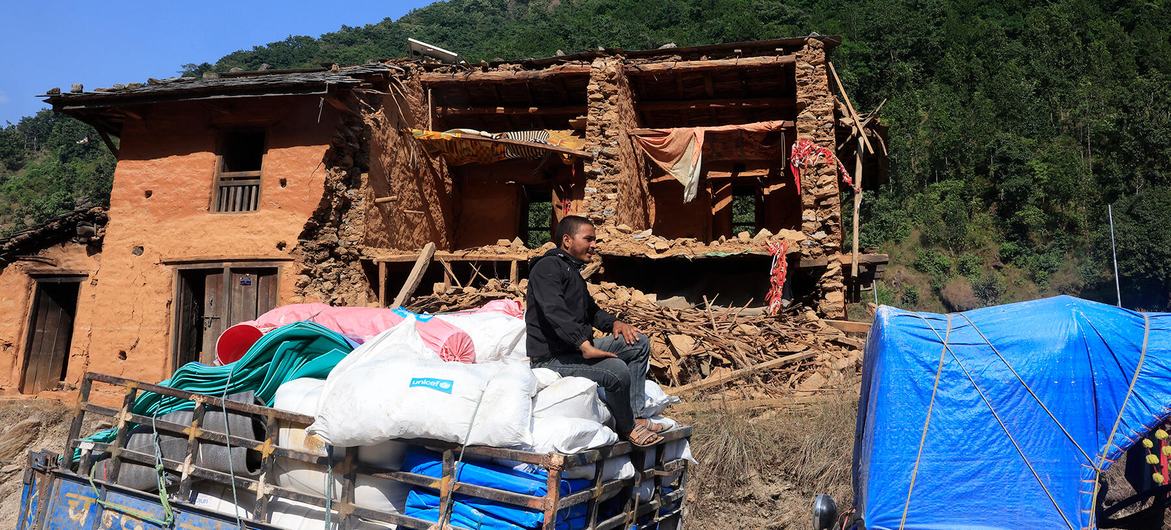 भूकम्प प्रभावित इलाक़े रुकुम में राहत सामग्री पहुँचाई जा रही है. (फ़ाइल फ़ोटो)