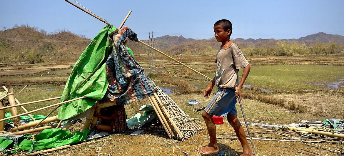 在缅甸若开邦邦纳吉云镇被致命飓风 “摩卡 ”登陆摧毁的嘎南当火车站，一名难民儿童准备挖洞为自己的房屋筑基。