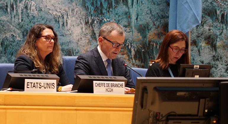 Jürg Lauber (centro), Presidente del Consejo de Derechos Humanos de la ONU, preside la reunión del examen periódico universal previsto de Estados Unidos de América.