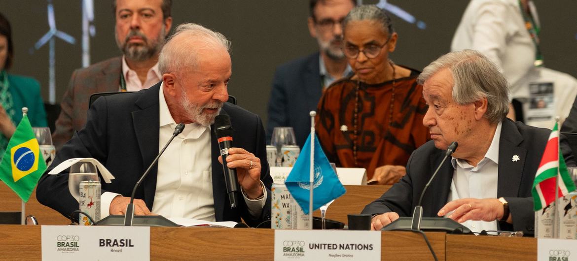 यूएन महासचिव एंतोनियो गुटेरेश, ब्राज़ील के बेलेम शहर में आयोजित एक बैठक में राष्ट्रपति लूला दी सिल्वा के साथ बैठे हैं.