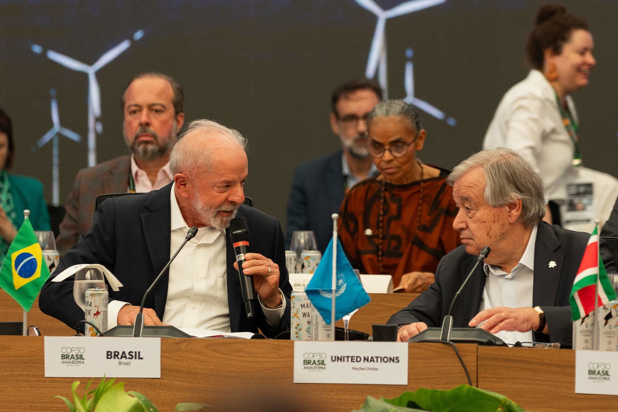 Le président du Brésil, Lula (au premier plan, à gauche), en discussion avec le Secrétaire général de l'ONU, António Guterres, lors d'une réunion sur la transition énergétique à Belém, au Brésil, trois jours avant le début de la COP30.