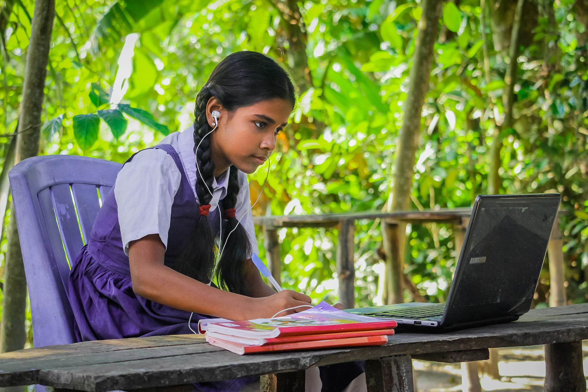 Une jeune fille participe à un programme de l'UNFPA au Bangladesh.