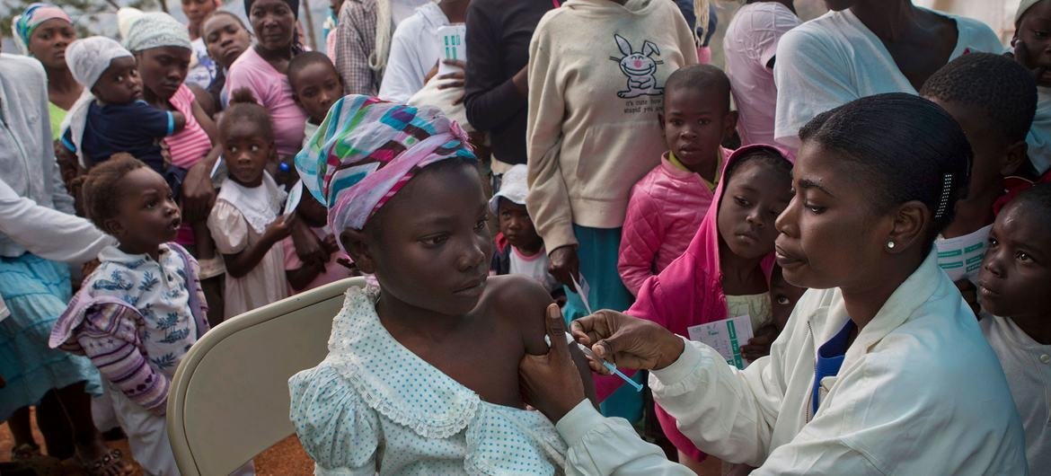 Uma jovem recebe a vacina contra sarampo e rubéola em uma clínica apoiada pela Unicef na aldeia isolada de Quicroit, no Haiti.