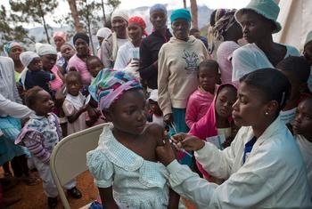Uma jovem recebe a vacina contra sarampo e rubéola em uma clínica apoiada pela Unicef na aldeia isolada de Quicroit, no Haiti.
